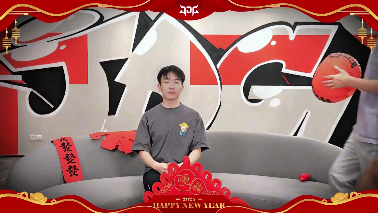 DB真人旗舰JDG俱乐部送上新年祝福：金蛇携福至，家和万事兴，财源滚滚来！